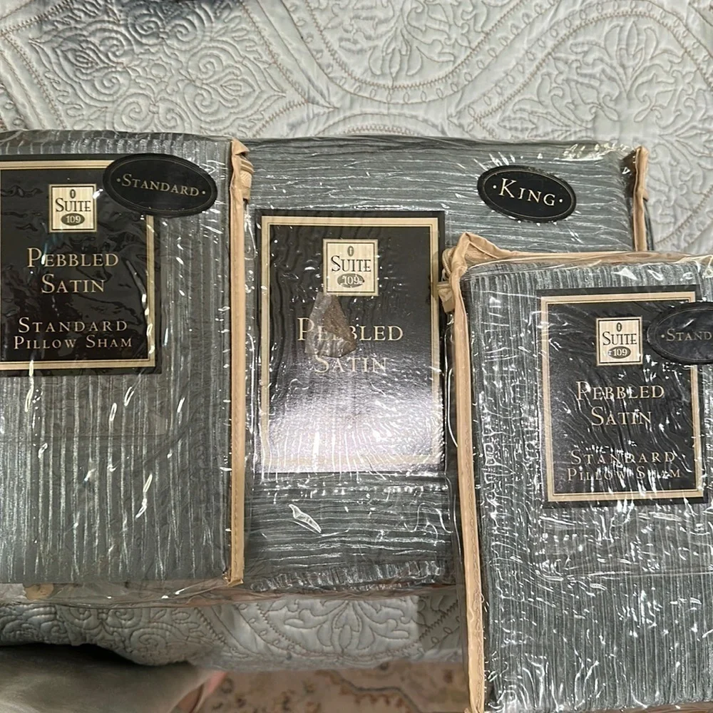 Suite 109 King pebbled satin duvet cover, two matching standard pillowcases NWT